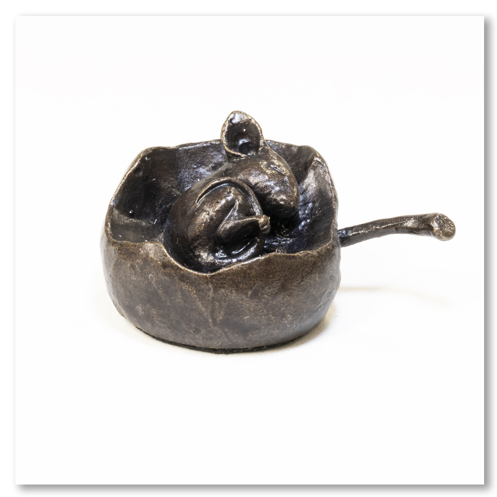 mouse-asleep-on-apple-richard-cooper-bronze-sculptures